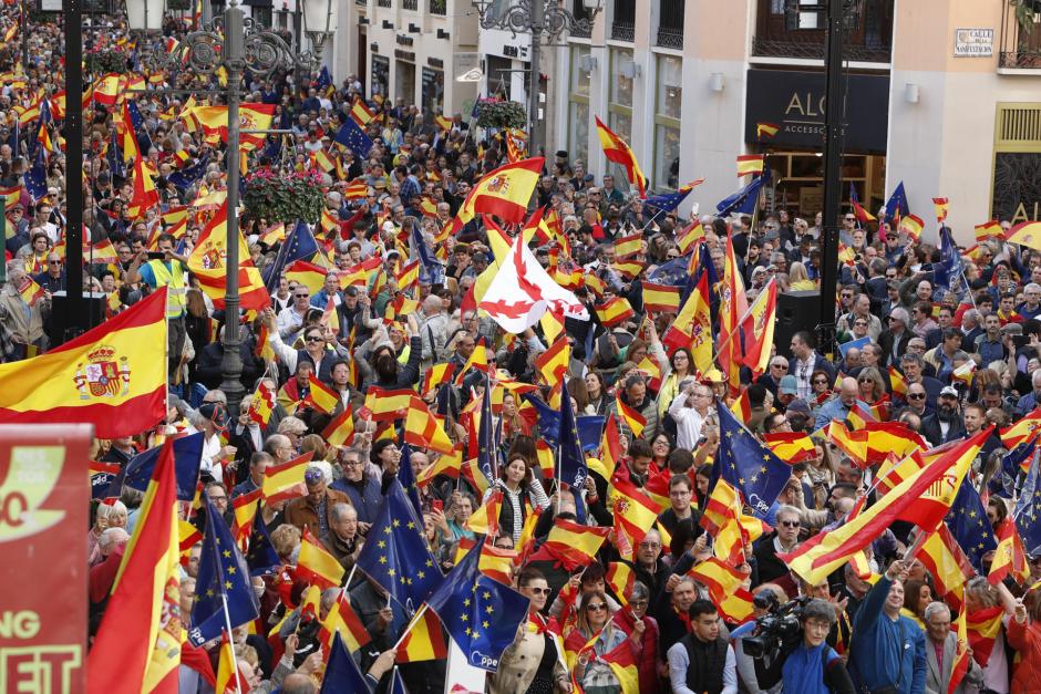 Varias personas asisten a la manifestación convocada por la derecha contra la amnistía