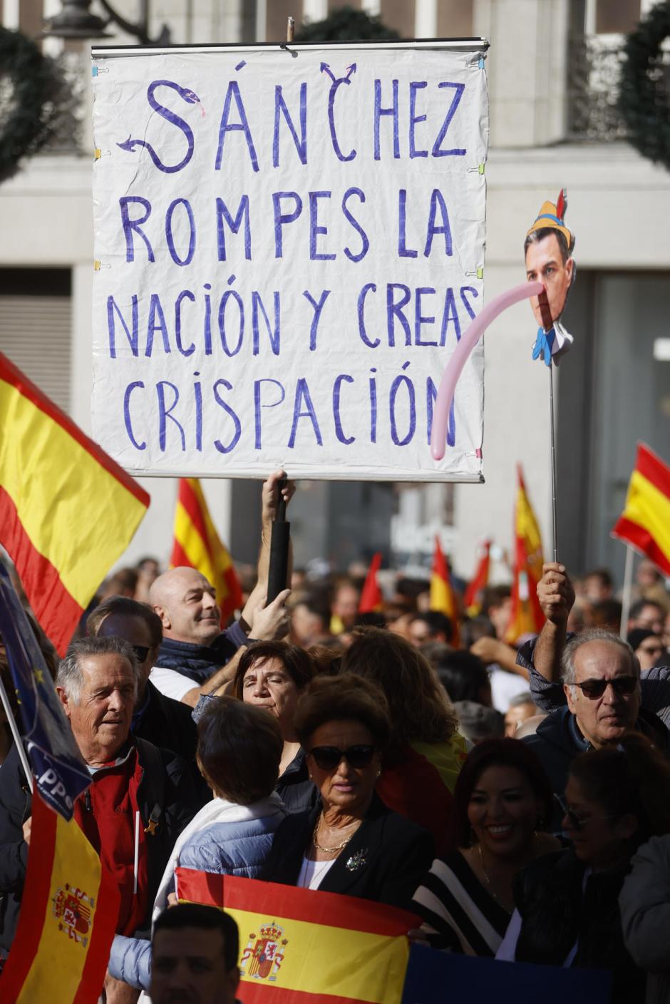 Vista de una de las pancartas que este domingo 12 de noviembre han aparecido en la Puerta del Sol de Madrid.