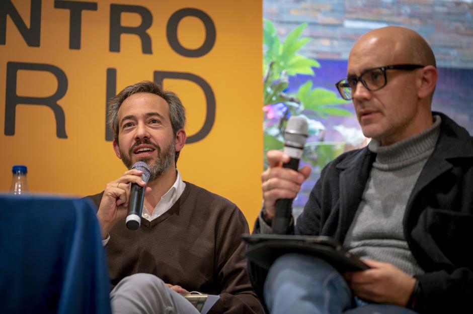 Los poetas Juan Meseguer y Pablo Luque Pinilla, en un momento del encuentro "Compañeros de palabras. La creación poética y la amistad", en EncuentroMadrid 2023