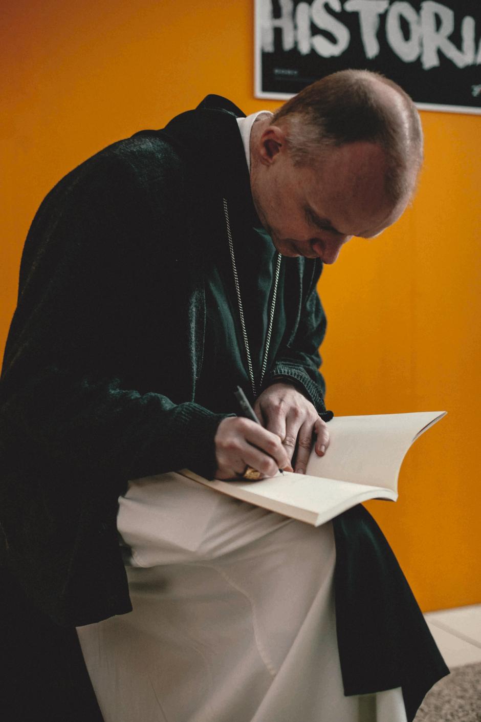 El obispo Erik Varden, dedicando su libro 'Castidad' (Ediciones Encuentro)