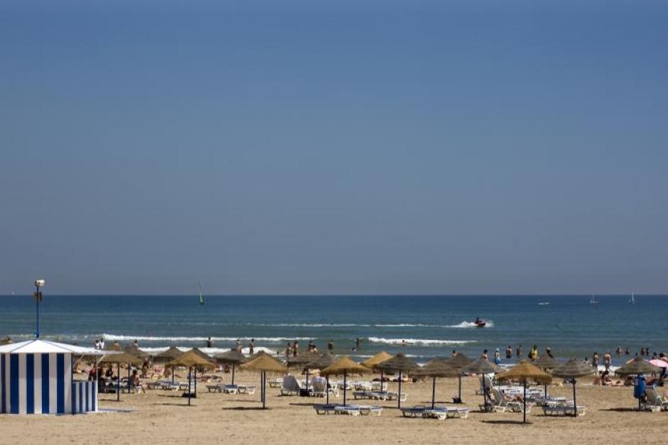 Imagen de la playa de Las Arenas, en el barrio valenciano de El Cabañal