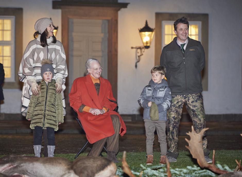 La familia real danesa ante sus controvertidos trofeos