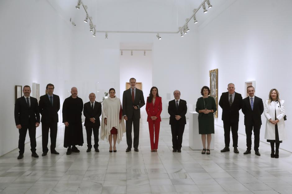 Foto de familia de los reyes Felipe y Letizia junto al ministro de Cultura en funciones, Miquel Iceta y otras personalidades en la inauguración de la exposición