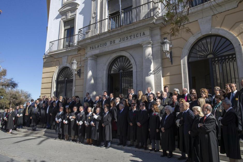 Magistrados y jueces de la Audiencia Provincial de Cádiz durante la concentración realizada este martes que junto a los profesionales de Sevilla, Huelva y Jaén protestan contra el acuerdo del PSOE y Junts para la investidura de Pedro Sánchez y para mostrar su "preocupación" porque se vea afectada la independencia judicial y la separación de poderes. EFE/ Román Ríos