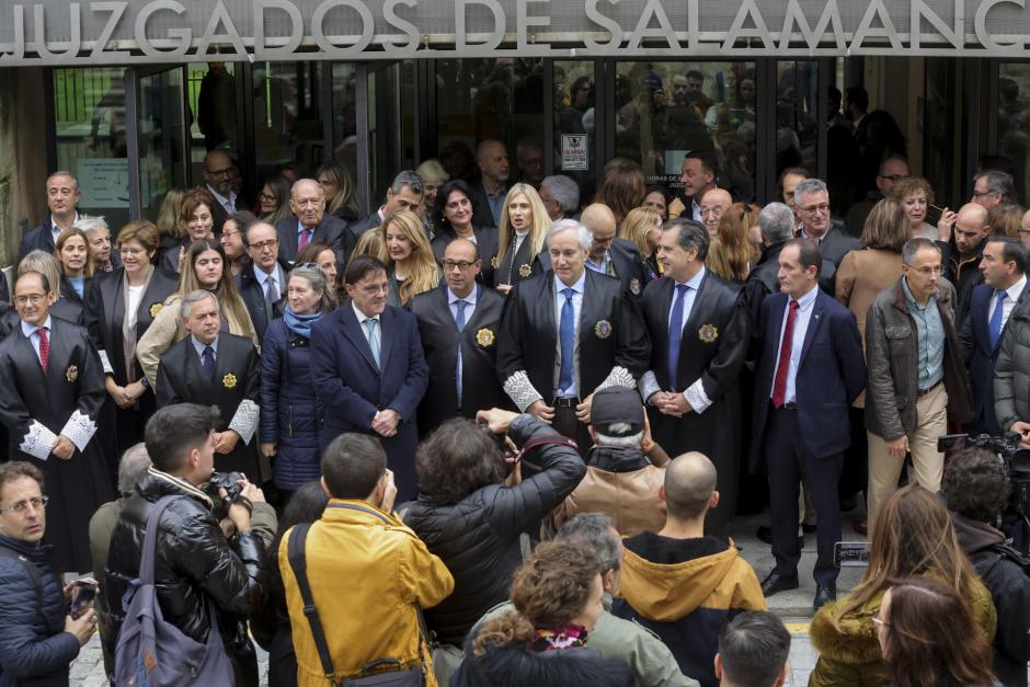 El presidente de la Audiencia Provincial de Salamanca, José Antonio Vega Bravo (5d), y el Juez Decano de Salamanca, Juan Rollán (5i), convocan una concentración en defensa de la separación de poderes y contra la Ley de Amnistía en Salamanca este martes. EFE/ J.M. García