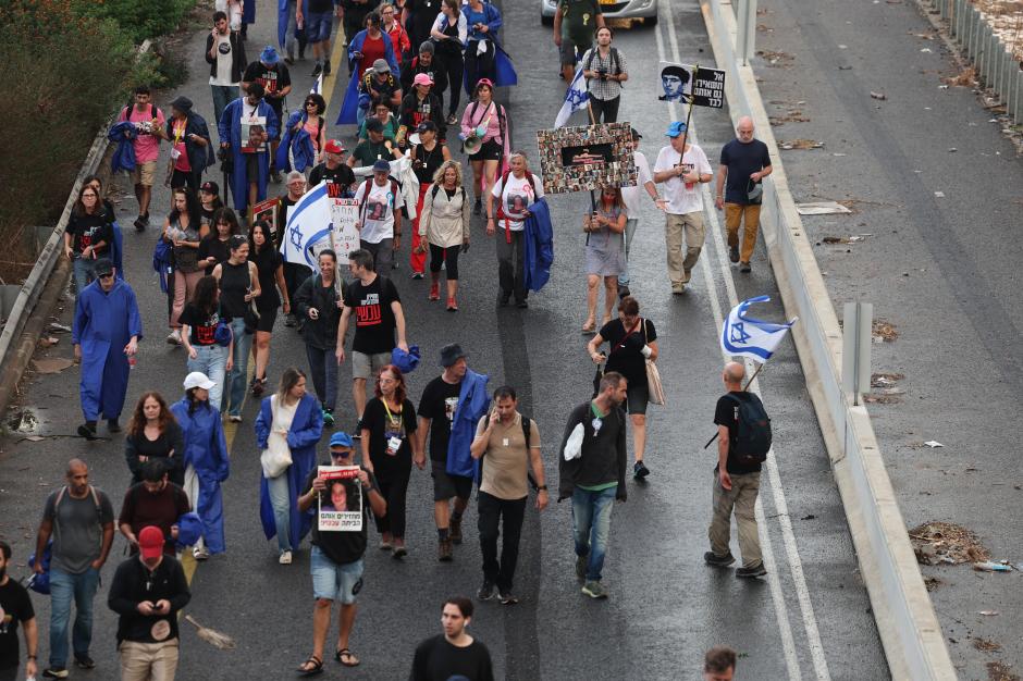 Los israelíes marchan desde Tel Aviv hacia el Parlamento israelí en Jerusalén