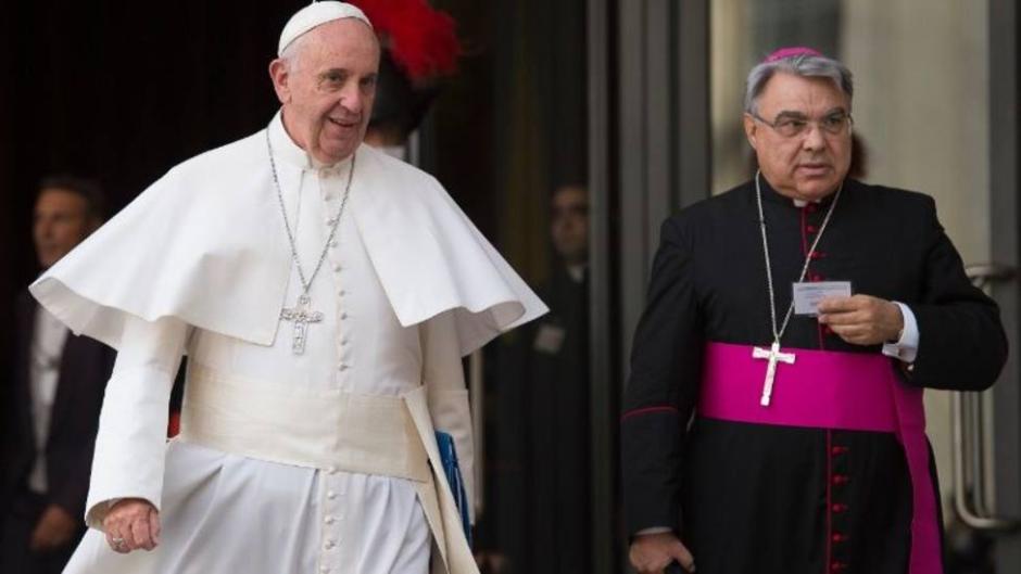 El cardenal Marcello Semeraro, junto al Papa Francisco