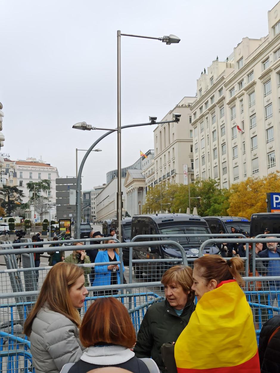 La barrera policial ha alejado la protesta a cientos de metros del Congreso de los Diputados