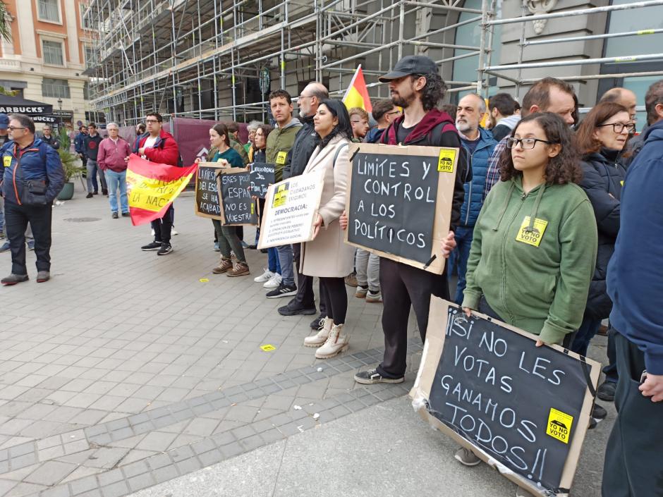 Varios ciudadanos portaban carteles contra la investidura socialista