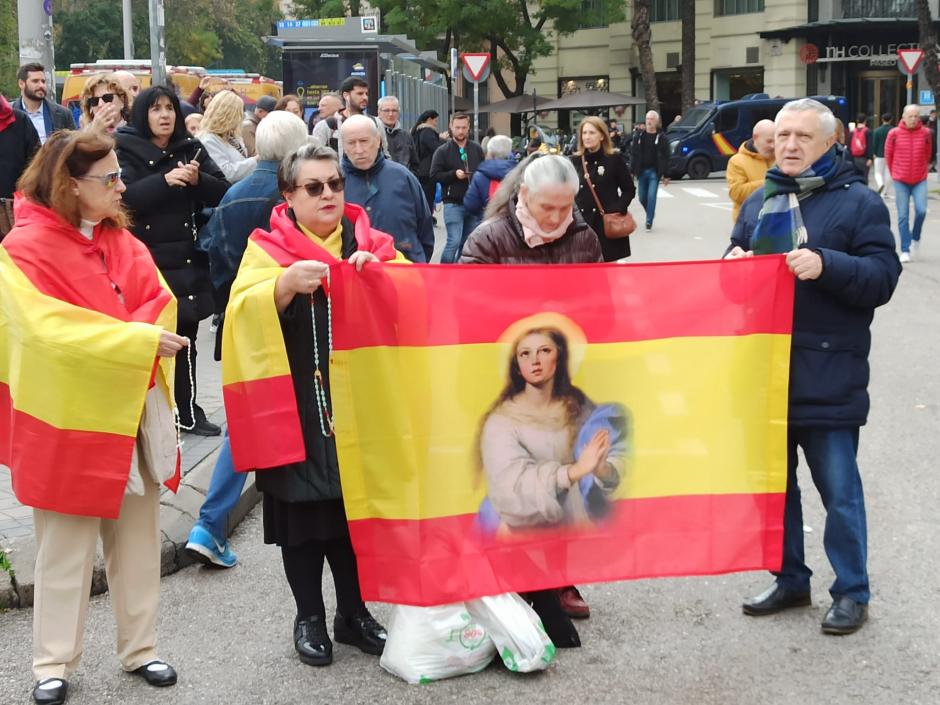 Ciudadanos rezando el Rosario