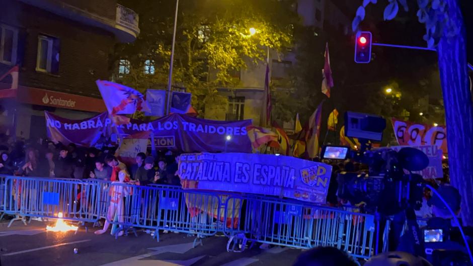 Pancartas en la barrera policial de la calle Ferraz