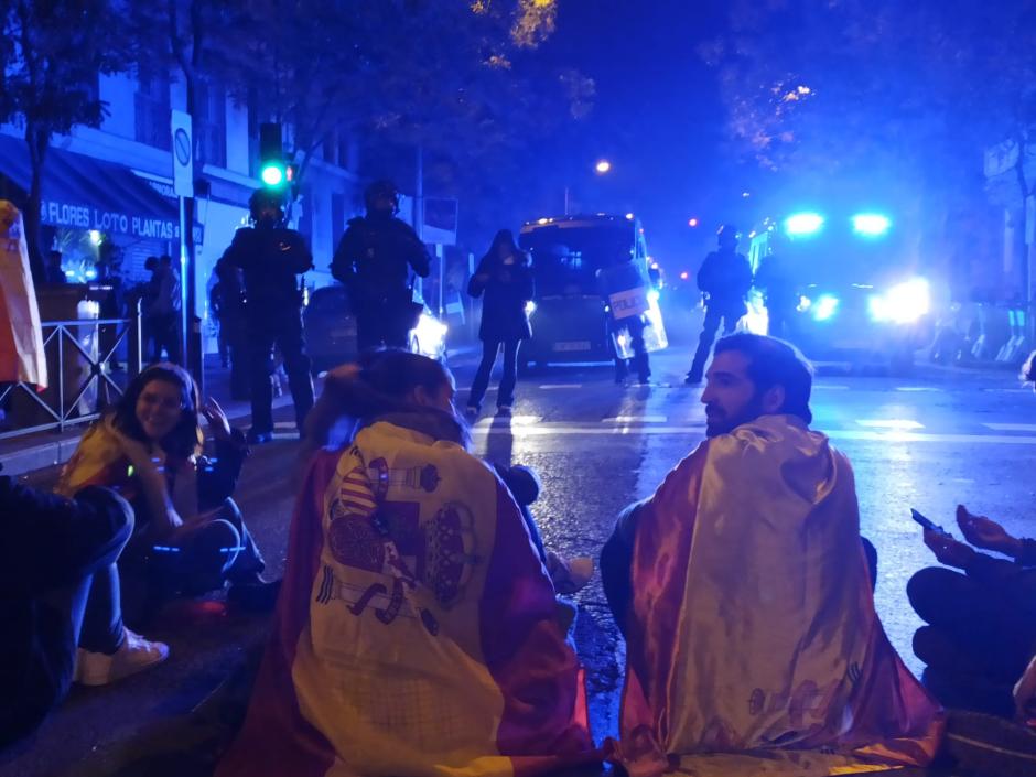 Un grupo de personas se ha sentado frente a la Policía