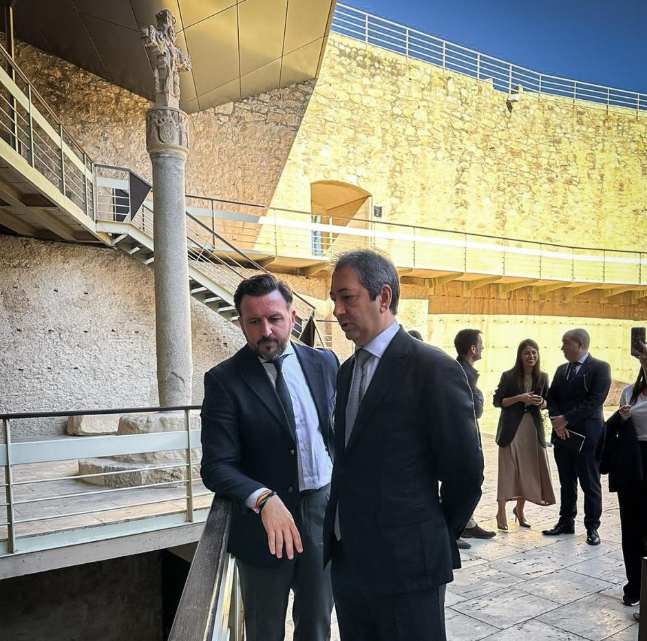 Vicente Barrera y Pablo Ruz, durante la presentación del proyecto de restauración de la muralla islámica ilicitana