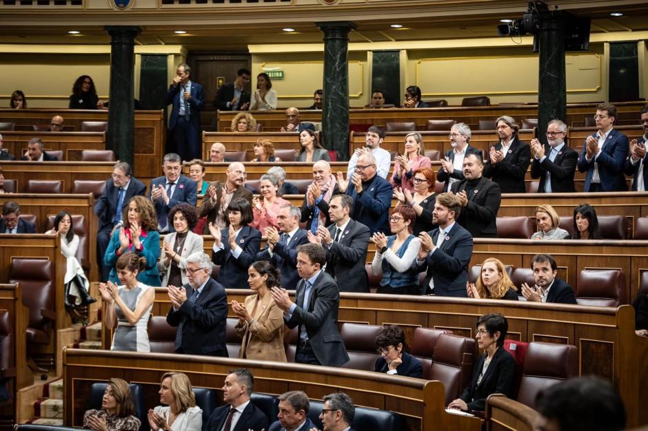 Los diputados de Sumar aplauden la reelección de Pedro Sánchez