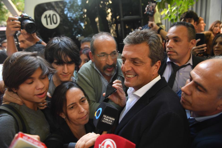 AME7167. BUENOS AIRES (ARGENTINA), 16/11/2023.- El ministro de Economía y candidato presidencial de Unión por la Patria (UxP), Sergio Massa, sale de la Escuela Superior de Comercio Carlos Pellegrini tras reunirse con estudiantes como parte de sus últimas actividades de campaña, hoy en Buenos Aires (Argentina). El ministro se enfrentará el 19 de noviembre con el líder de La Libertad Avanza, Javier Milei, un 'outsider' que llama a elegir entre "continuidad o cambio" y que, tras llegar al balotaje, obtuvo el apoyo del expresidente Mauricio Macri (2015-2019) y de la excandidata presidencial, Patricia Bullrich, tercera en las generales de octubre. EFE/ Enrique García Medina