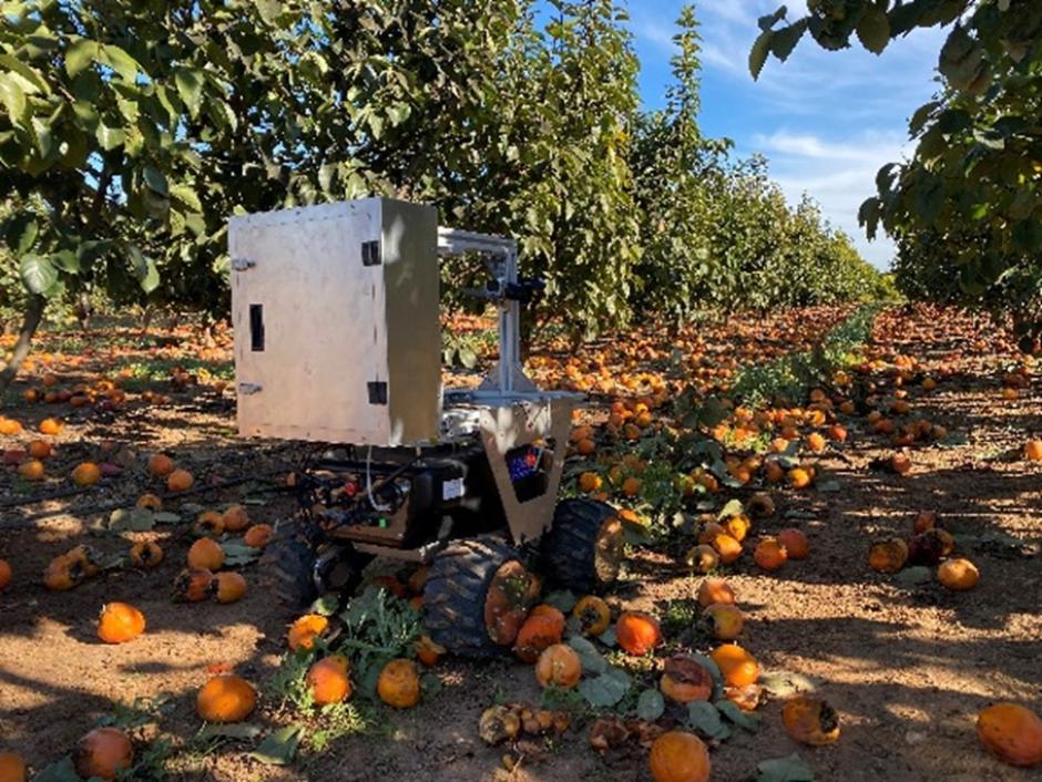 Plataforma robótica móvil capaz de recolectar fruta del suelo