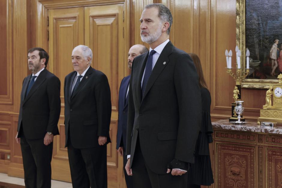 El Rey ha mantenido un gesto serio mientras Pedro Sánchez prometía la Constitución