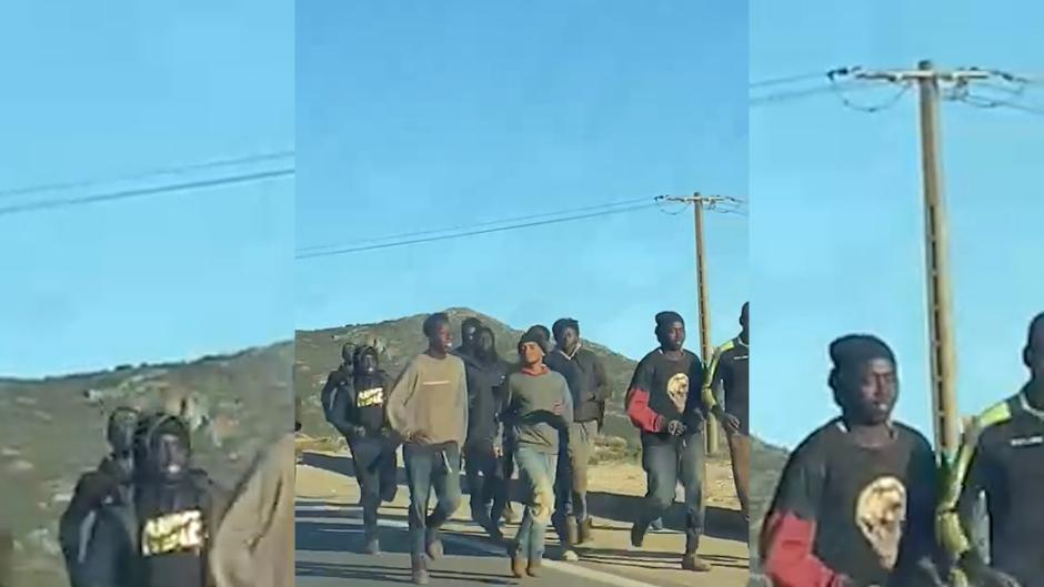 Decenas de inmigrantes se dirigen a la valle de Melilla en la mañana del viernes 17 de noviembre