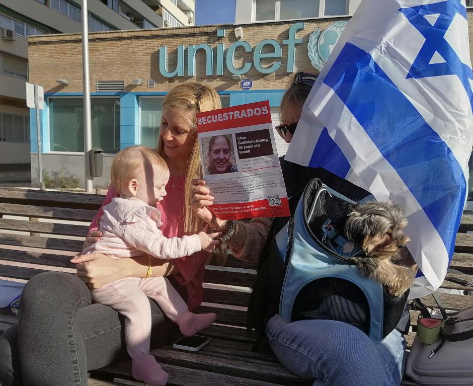 Manifestantes de comunidades judías e israelíes frente a la sede de Unicef España.