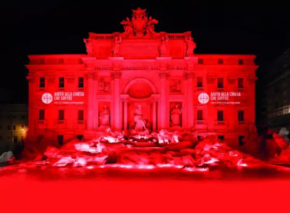 La Fontana di Trevi, Roma, iluminada de rojo en la anterior edición de la #RedWeek