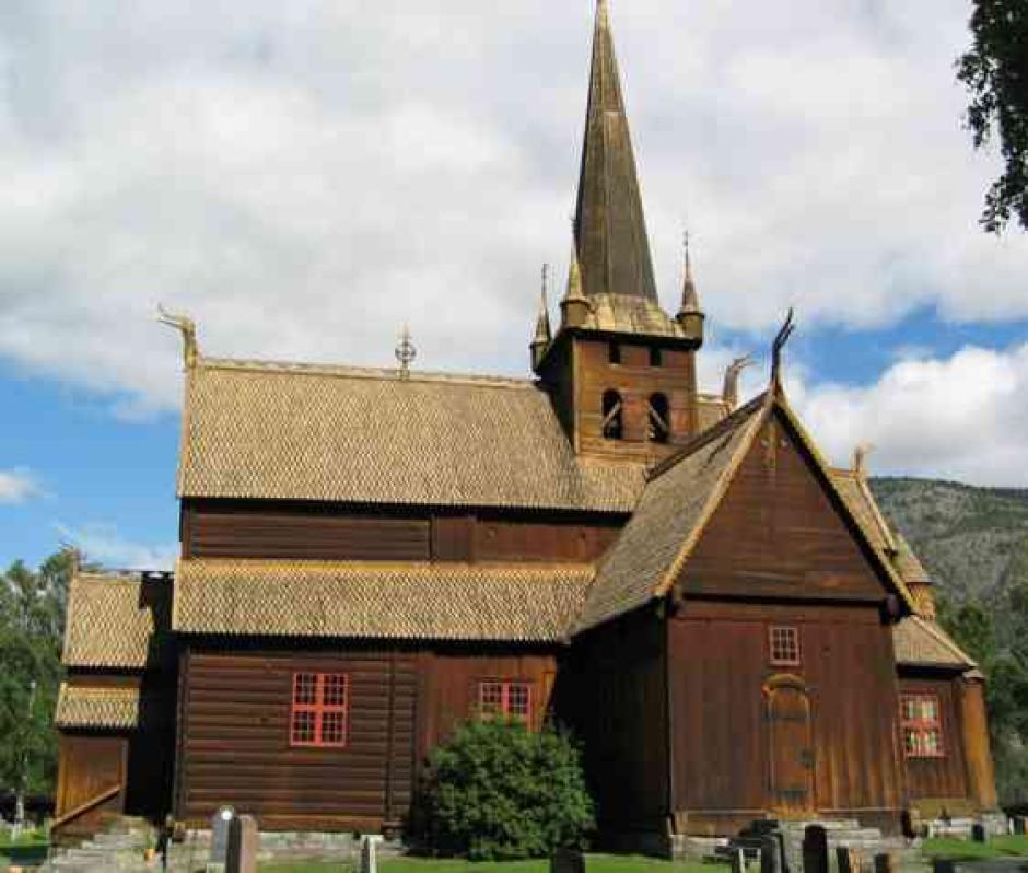 Iglesia de madera de Lom