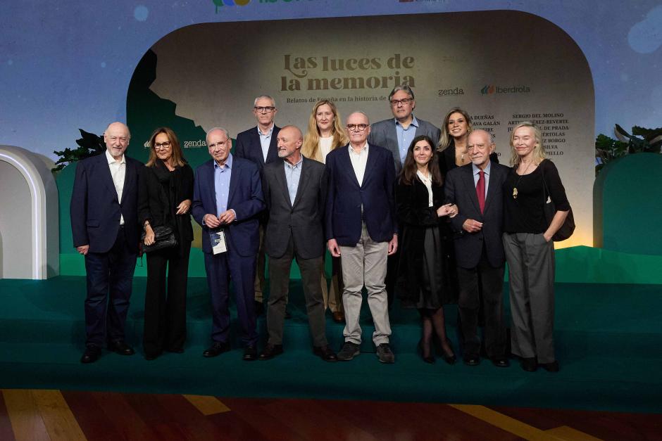 Espido Freire, Emilio Lara, María Dueñas, Luz Gabás, Susana Fortes, Leandro Pérez, Karina Sainz Borgo, José María Merino, Juan Manuel Prada, Julián Martínez-Simancas y Arturo Pérez-Reverte, en la presentación de 'Las luces de la memoria'