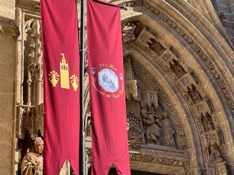 Los gallardetes colocados en la catedral de Sevilla