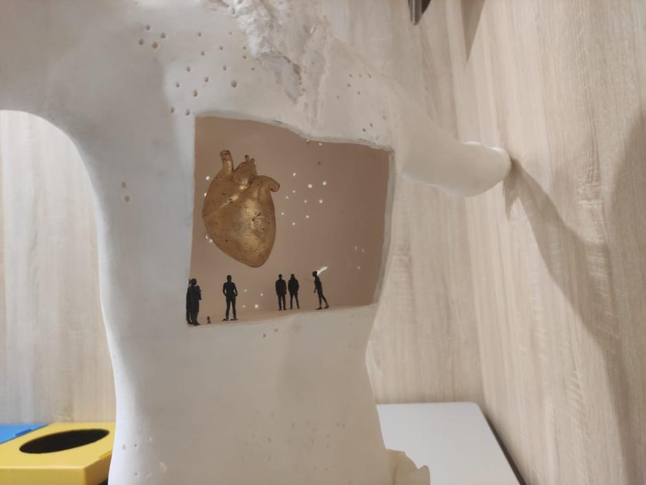 Detalle de la maqueta, donde se puede observar la escala del Corazón y los visitantes