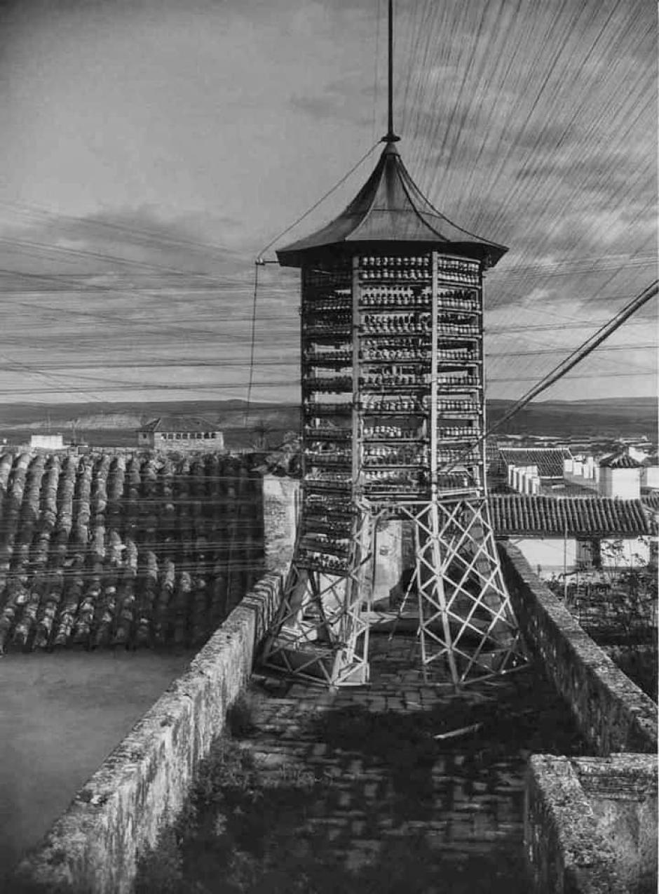 Torreta de Telefónica en la el edificio de Jerónimo Páez