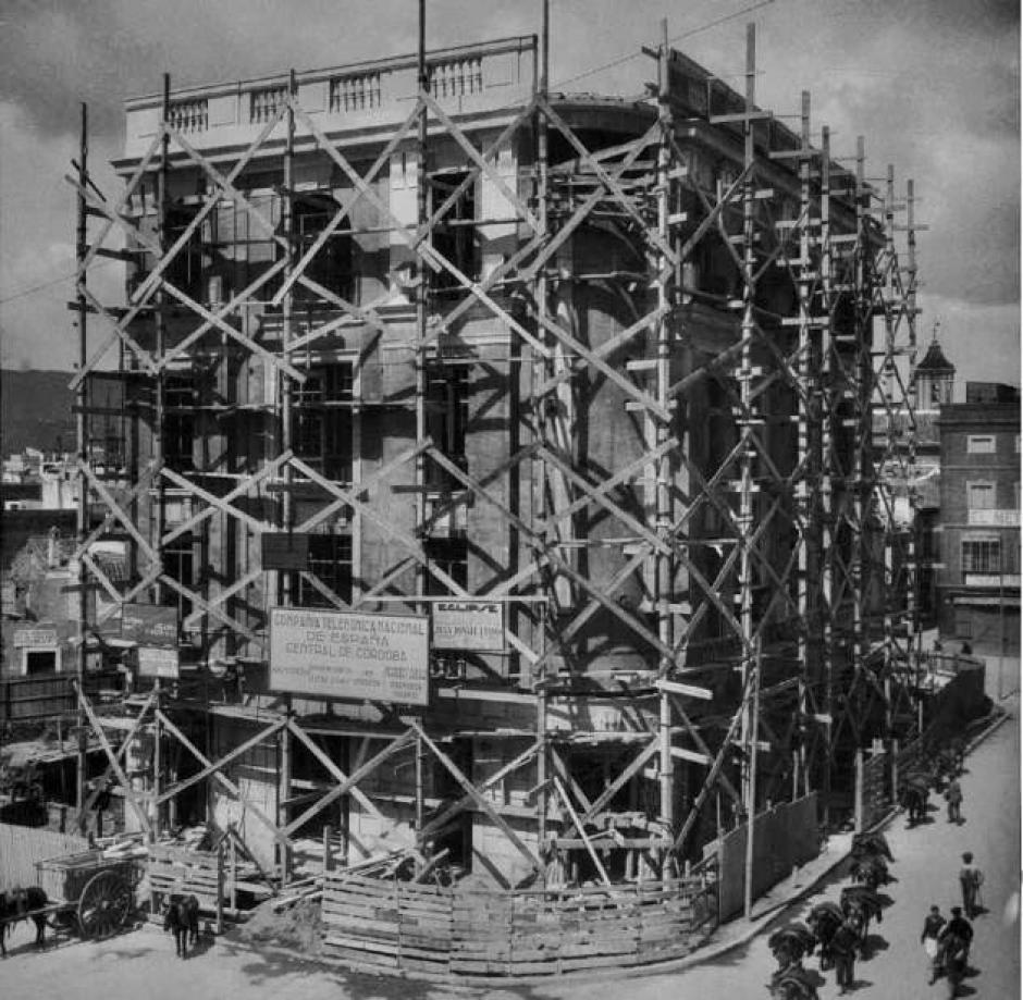 Construcción del edificio de Telefónica en la plaza de las Tendillas