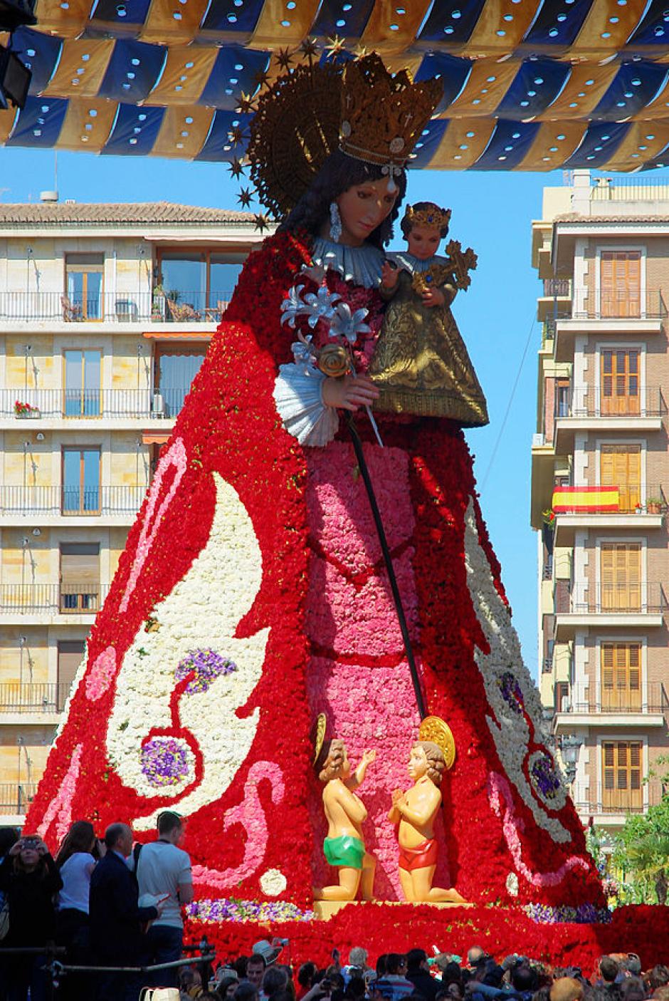 Manto de la Virgen de los Desamparados de Valencia tras la tradicional Ofrenda en Fallas