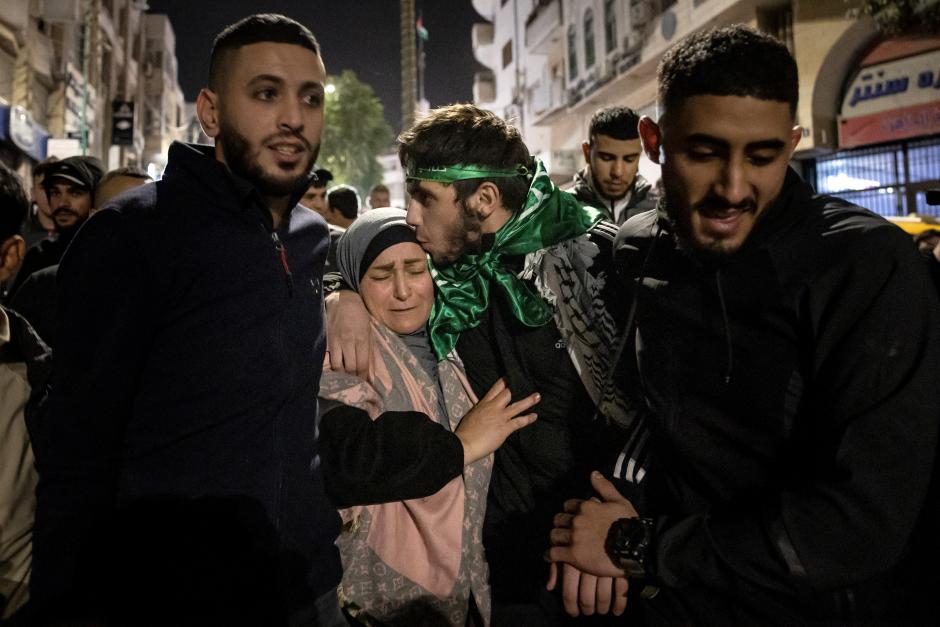 Un prisionero palestino abraza a su madre tras ser liberado por Israel