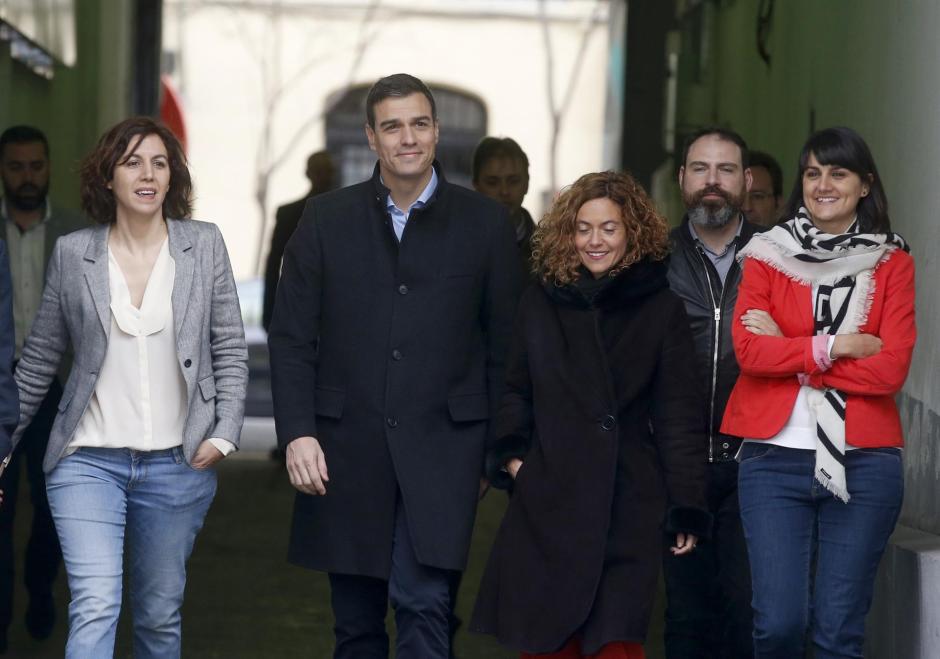 El secretario general del PSOE, Pedro Sánchez, acompañado por María González Veracruz, Meritxell Batet, Irene Lozano y Mariano Moreno