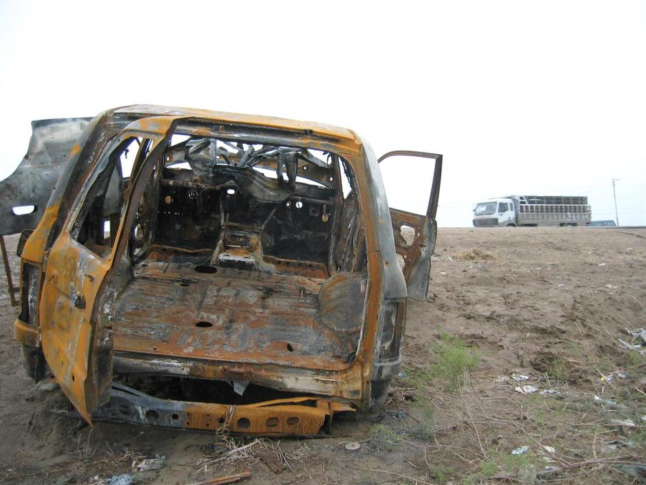 Uno de los coches en los que viajaban los miembros del CNI, siete de los cuales murieron y uno resultó herido, permanece junto a la vieja carretera del sur, donde fueron atacados al sur de Bagdad