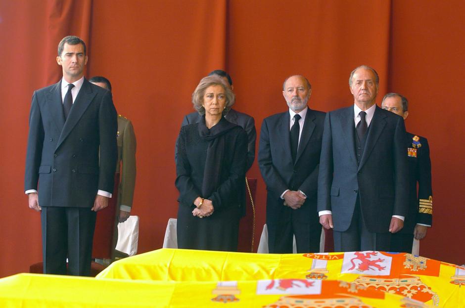 Los Reyes y el Príncipe de Asturias, durante el funeral por los siete agentes del Centro Nacional de Inteligencia que se ofició en la sede del CNI