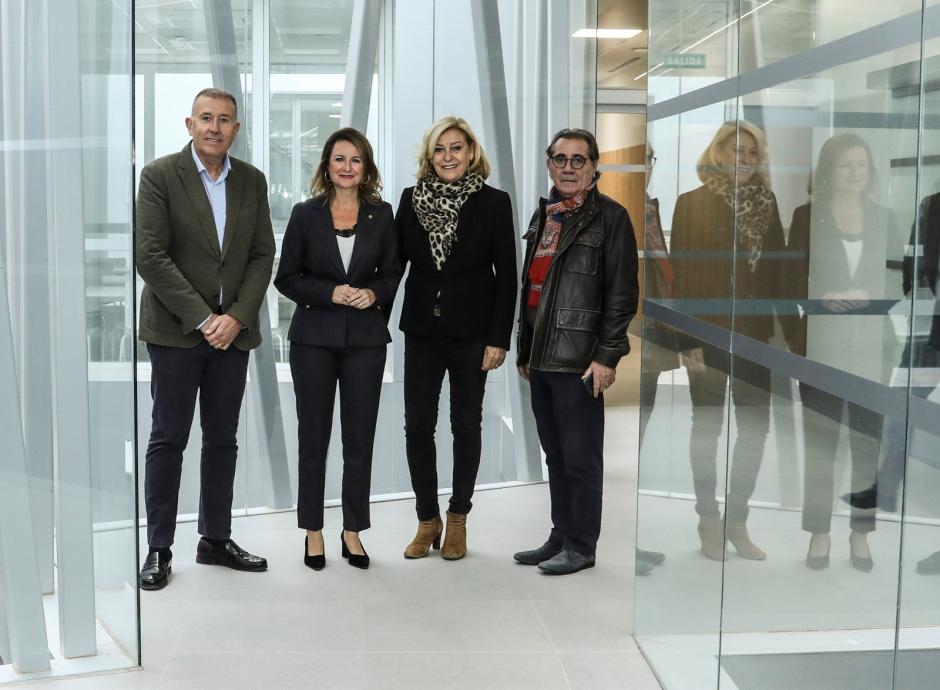 La alcaldesa de Castellón (segunda por la izquierda), en una visita al edificio