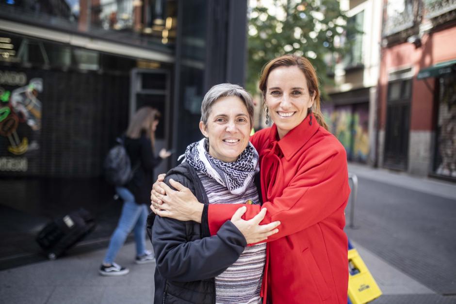 Mónica García junto a Vanesa Laiglesia, concejal de Más Madrid en Cercedilla