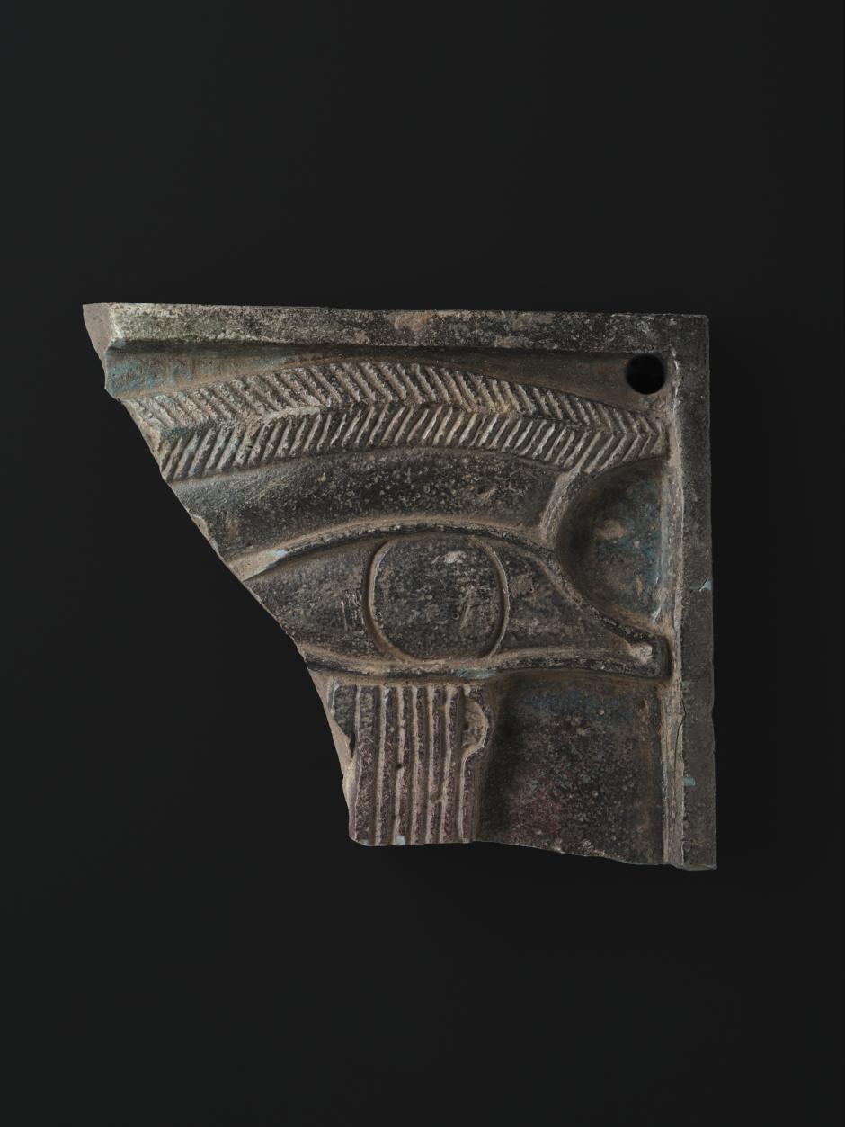 Fragmento de un amuleto de Isis amamantando a Horus, período tardío o ptolemaico