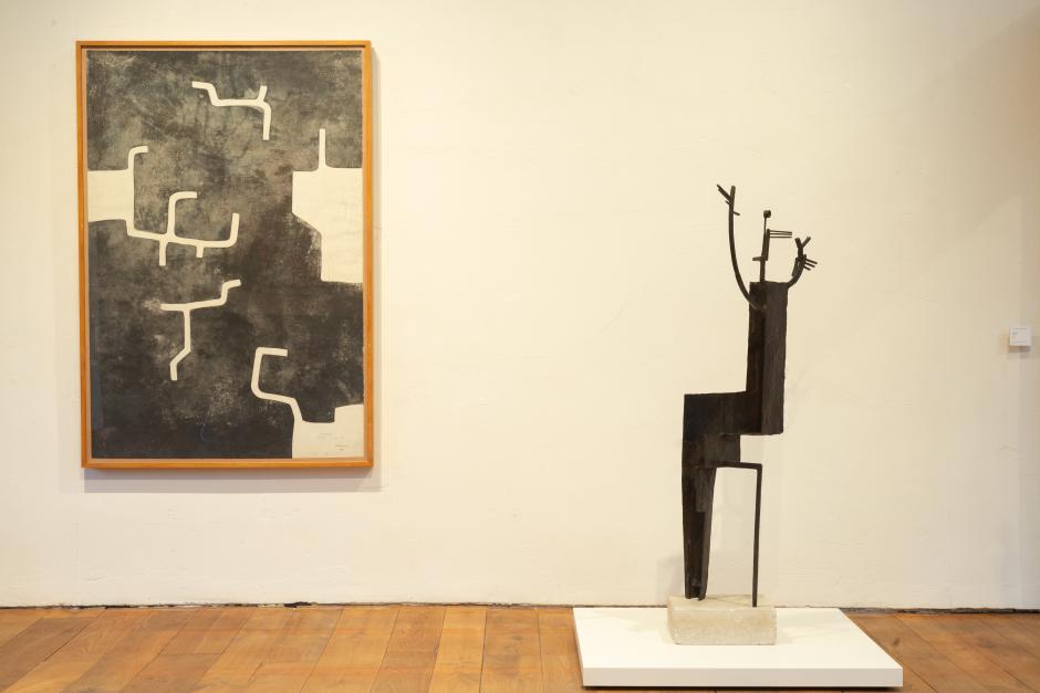 La escultura Daphne de Julio González convive con Eduardo Chillida en la exposición Universo Maeght.