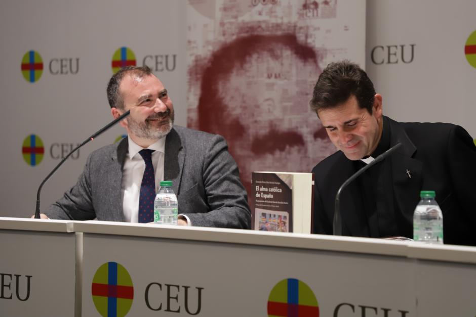 Francisco Serrano Oceja y Gonzalo Pérez-Boccherini, en la presentación del libro 'Alma católica de España'