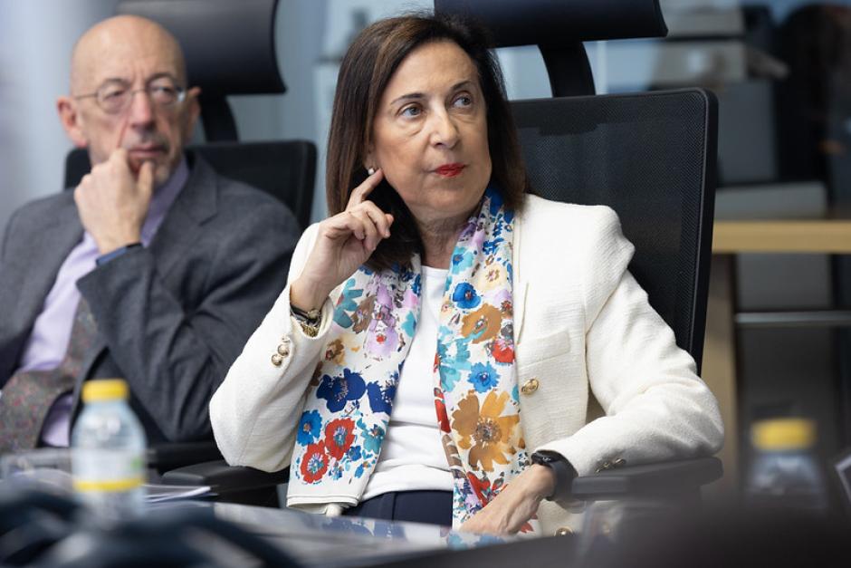 La ministra de Defensa; Margarita Robles, escucha las explicaciones del general jefe de la UME, general de división Javier Marcos