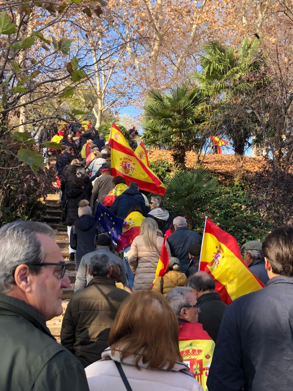 Riadas de gente subiendo al Templo de Debod