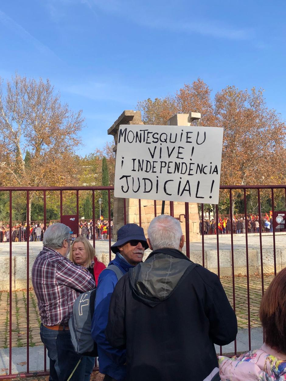 Pancartas en la manifestación en el Templo de Debod