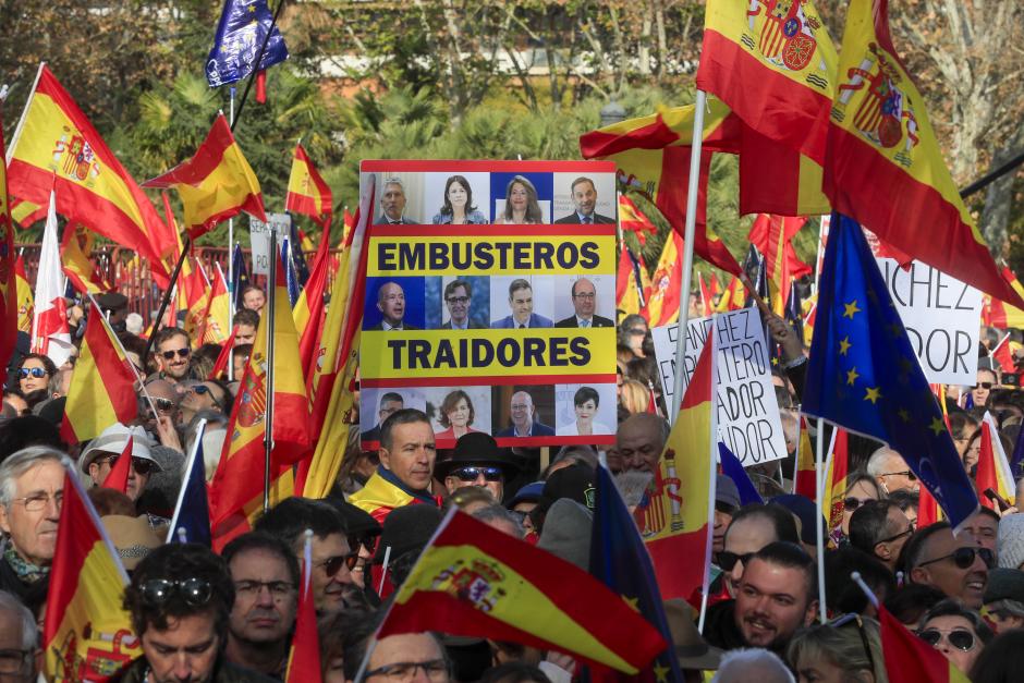 Cientos de simpatizantes asisten al acto organizado por el Partido Popular en defensa de la Constitución y de la igualdad, este domingo en el Parque del Templo de Debod, en Madrid