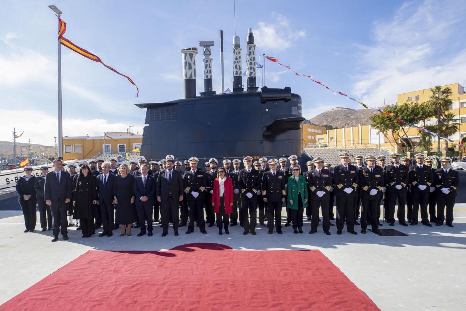 La ministra de defensa Margarita Robles (c), el almirante jefe de Estado Mayor de la Armada Antonio ÇPiñeiro (8i), el presidente de Murcia Fernando López Miras (7i), el delegado del gobierno Franciso Jiménez (6d), entre otros, posan junto a la dotación del submarino S-81, este jueves durante el acto de entrega que la empresa pública Navantia ha hecho a la Armada del submarino S-81 Isaac Peral, el primero de una serie de cuatro, de diseño y fabricación españoles. EFE/Marcial Guillén