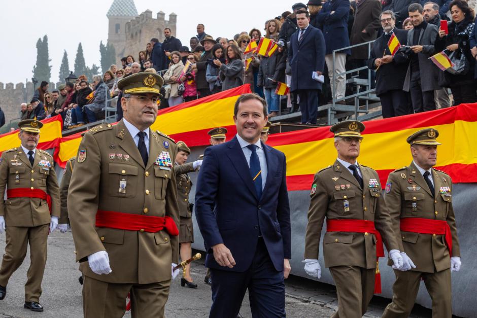 El alcalde de Toledo, Carlos Velázquez (2i), y el jefe de Estado Mayor del Ejército de Tierra, el general de Ejército Amador Enseñat y Berea