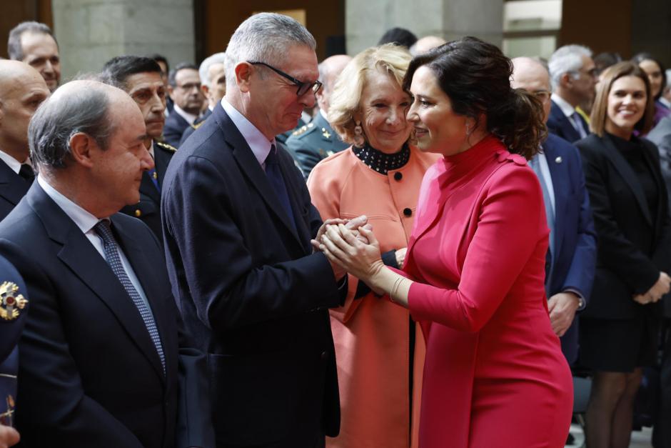 La presidenta de la Comunidad de Madrid, Isabel Diaz Ayuso saluda al exalcalde de Madrid, Alberto Ruiz Gallardón, a su llegada al acto de homenaje a la Constitución