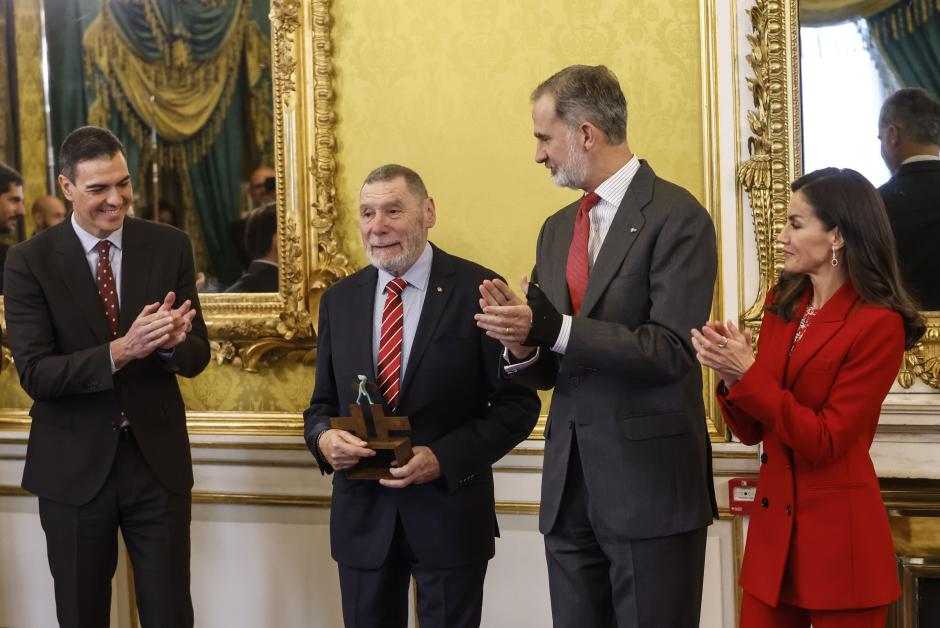 El Rey Felipe VI y la Reina Letizia, junto al presidente del Gobierno, Pedro Sánchez, otorgan el Premio Ñ en su tercera edición al catedrático alemán Dieter Ingenschayv