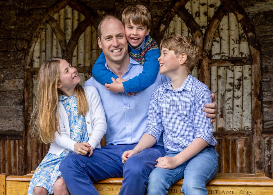 El Príncipe de Gales, con sus tres hijos