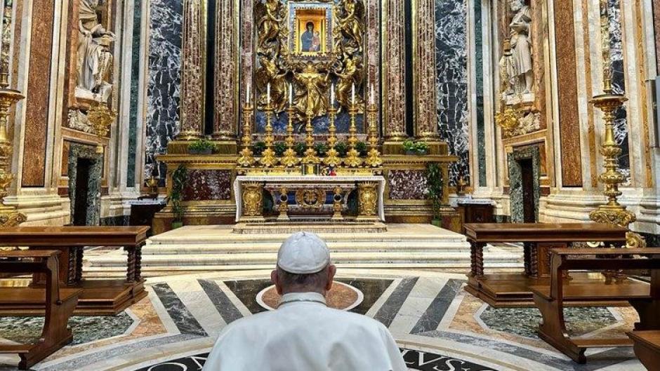 El Papa orando, como antes de cada viaje, ante la Virgen Salus Populi Romani